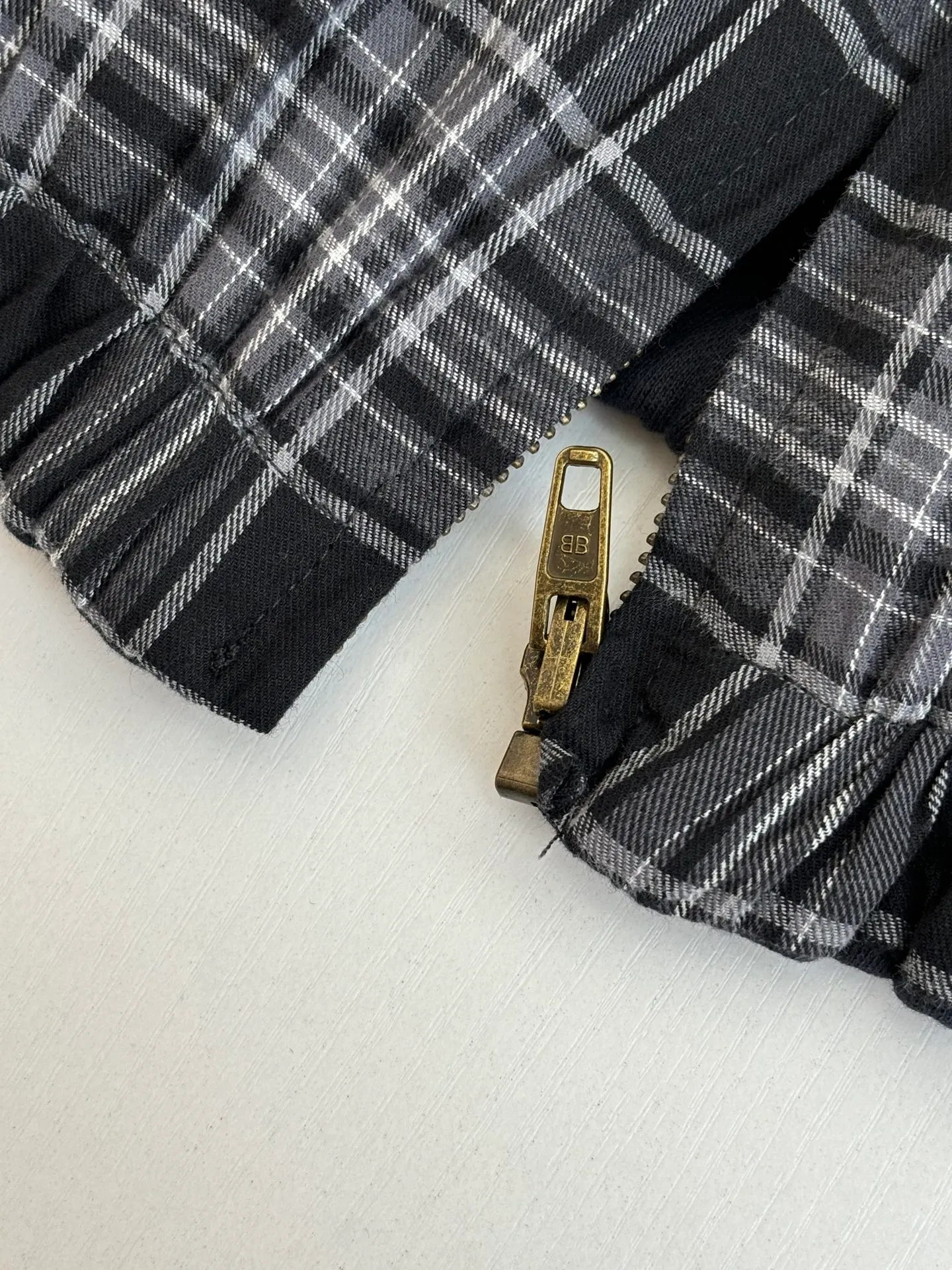 Balenciag*/ Black White ， Retro ； Navy Blue ， Retro ， 。 ： Navy Blue / ， ， ， Retro ， Breathable ； ， ， 。 Size：S/M/L